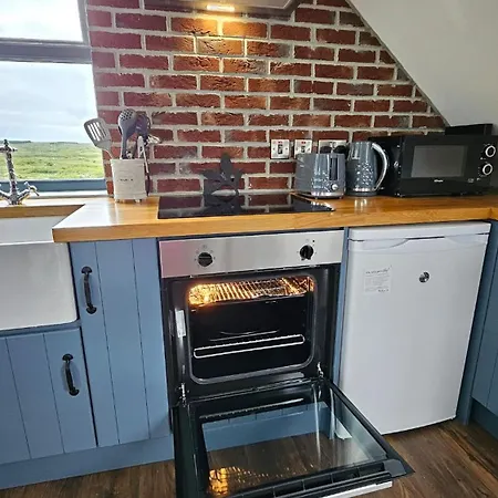 Windswept Loft, 16km To Cliffs Of Moher Apartman Lisdoonvarna